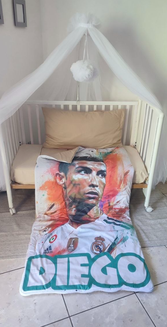 Sacco a pelo per bambini personalizzato con nome, tema calcio con ritratto a colori acquerello, cuscino beige e stampa digitale
