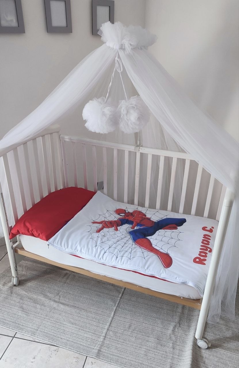 Sacco a pelo per bambini personalizzato con nome, tema supereroe con ragnatela, cuscino rosso e stampa digitale su lettino