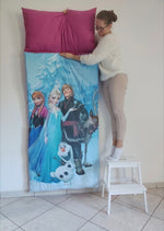 Sacco a pelo per bambini a tema Frozen con stampa colorata di Elsa, Anna, Kristoff, Sven e il pupazzo di neve Olaf.