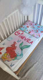 Sacco a pelo da lettino per bambini a tema Sirenetta con stampa di Ariel, Flounder e farfalle blu su sfondo bianco.
