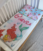 Dettaglio ravvicinato di un sacco a pelo per bambini con la Sirenetta Ariel che abbraccia Flounder e bolle di sapone decorative.