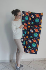 Sacco a pelo per bambini blu scuro con motivo spaziale colorato di pianeti, razzi, meteore e UFO.