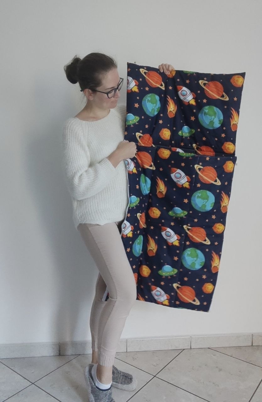 Sacco a pelo per bambini blu scuro con motivo spaziale colorato di pianeti, razzi, meteore e UFO.