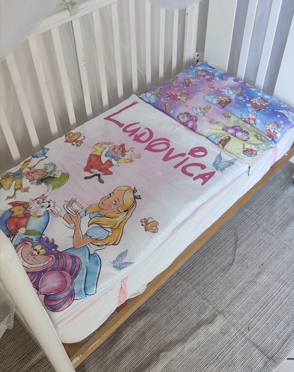 Sacco nanna per asilo con nome stampato e cuscino abbinato, stampa digitale Alice nel Paese delle Meraviglie