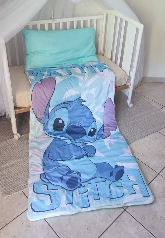 Sacco nanna per asilo con nome stampato, tema stitch con foglie tropicali e cuscino verde acqua in tinta unita