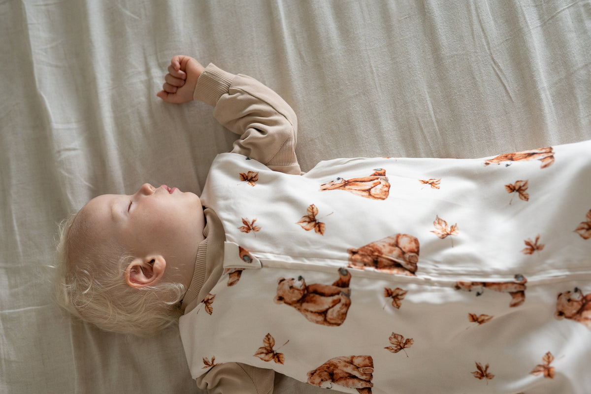 Sacco nanna in bambù bianco panna con orsetti per neonato che dorme nel lettino
