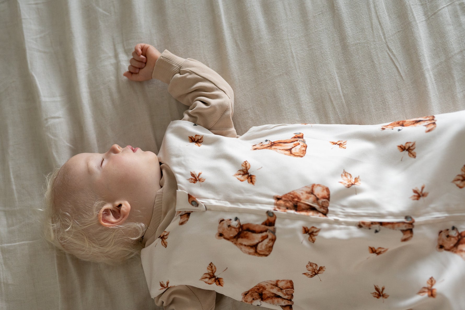 Sacco nanna in bambù bianco panna con orsetti per neonato che dorme nel lettino