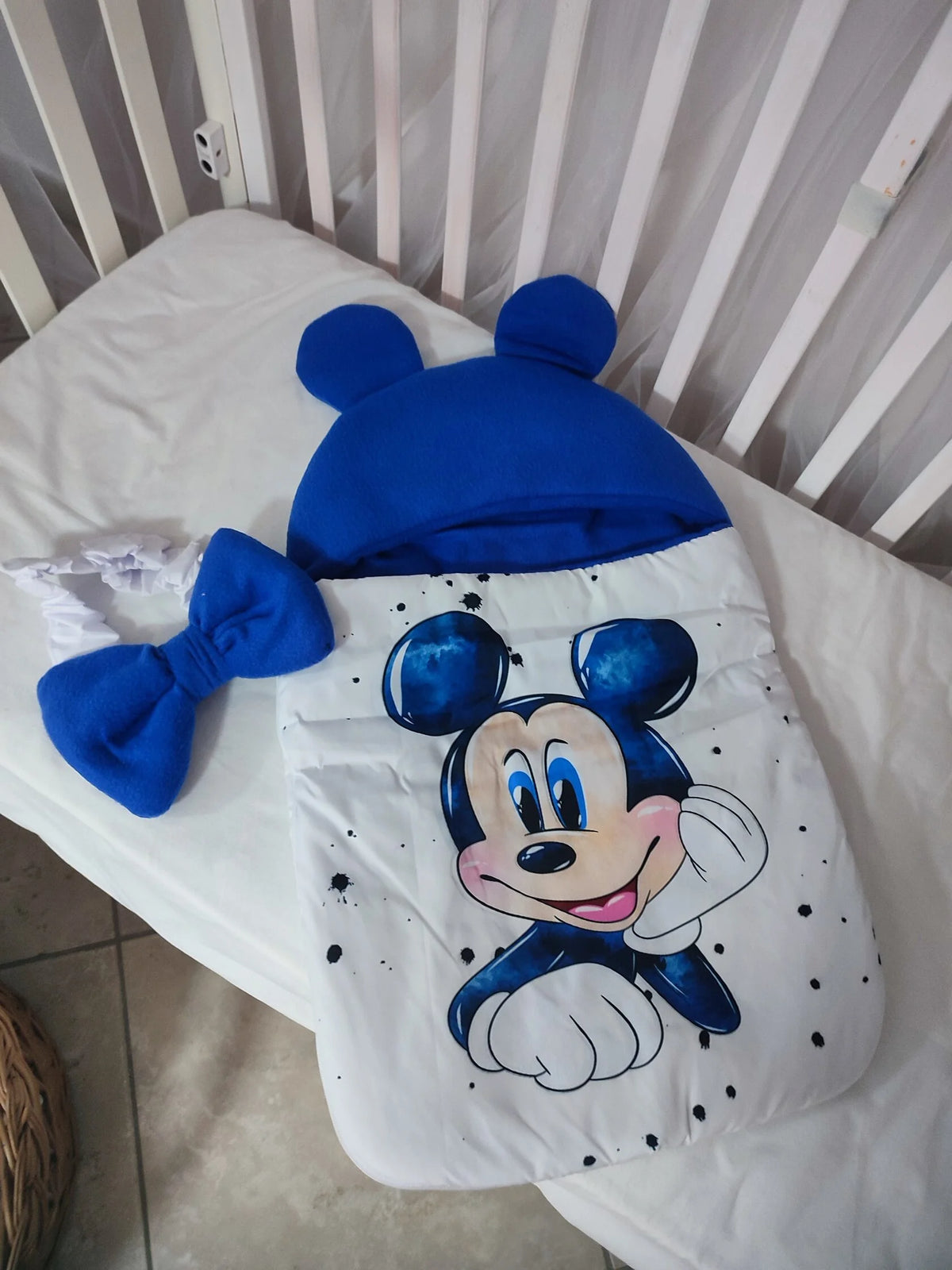 Sacco nanna neonato impermeabile antivento in tessuto topolino azzurro, compatibile passeggino ovetto lettino, due cerniere laterali cappuccio estensibile fatto a mano
