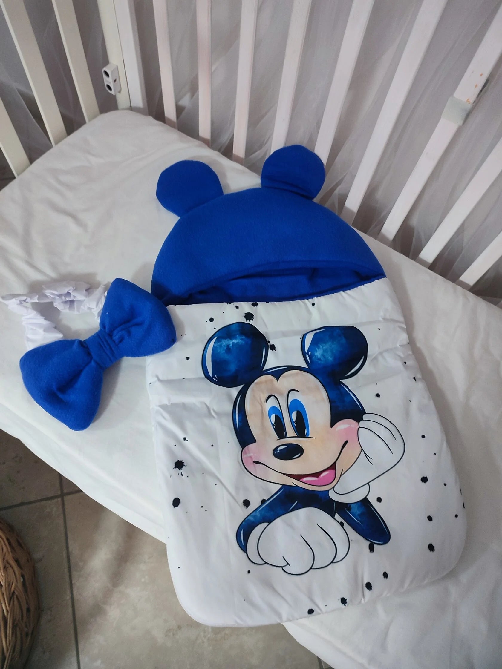 Sacco nanna neonato impermeabile antivento in tessuto topolino azzurro, compatibile passeggino ovetto lettino, due cerniere laterali cappuccio estensibile fatto a mano
