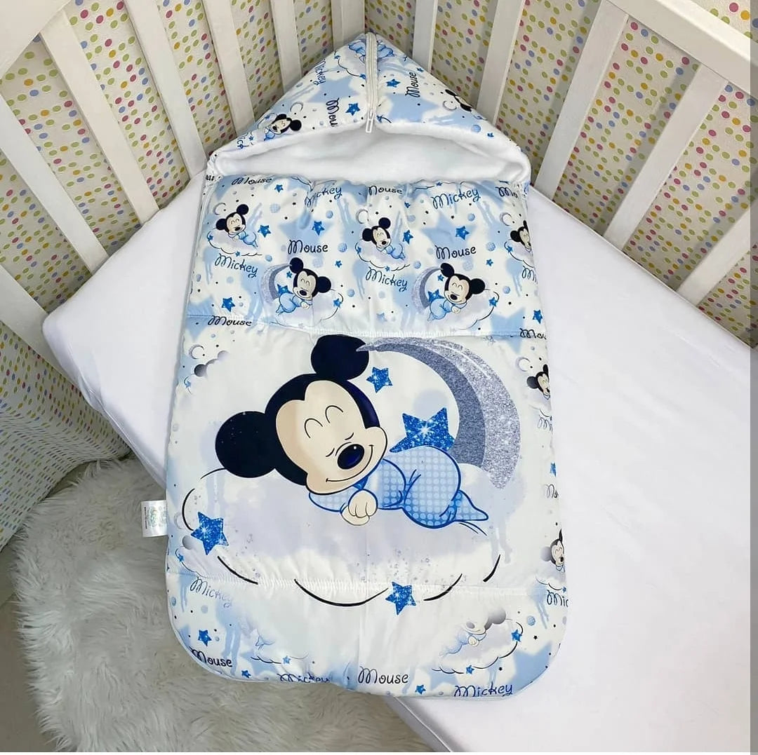 Sacco nanna neonato impermeabile antivento in tessuto topolino azzurro, compatibile passeggino ovetto lettino, due cerniere laterali cappuccio estensibile fatto a mano