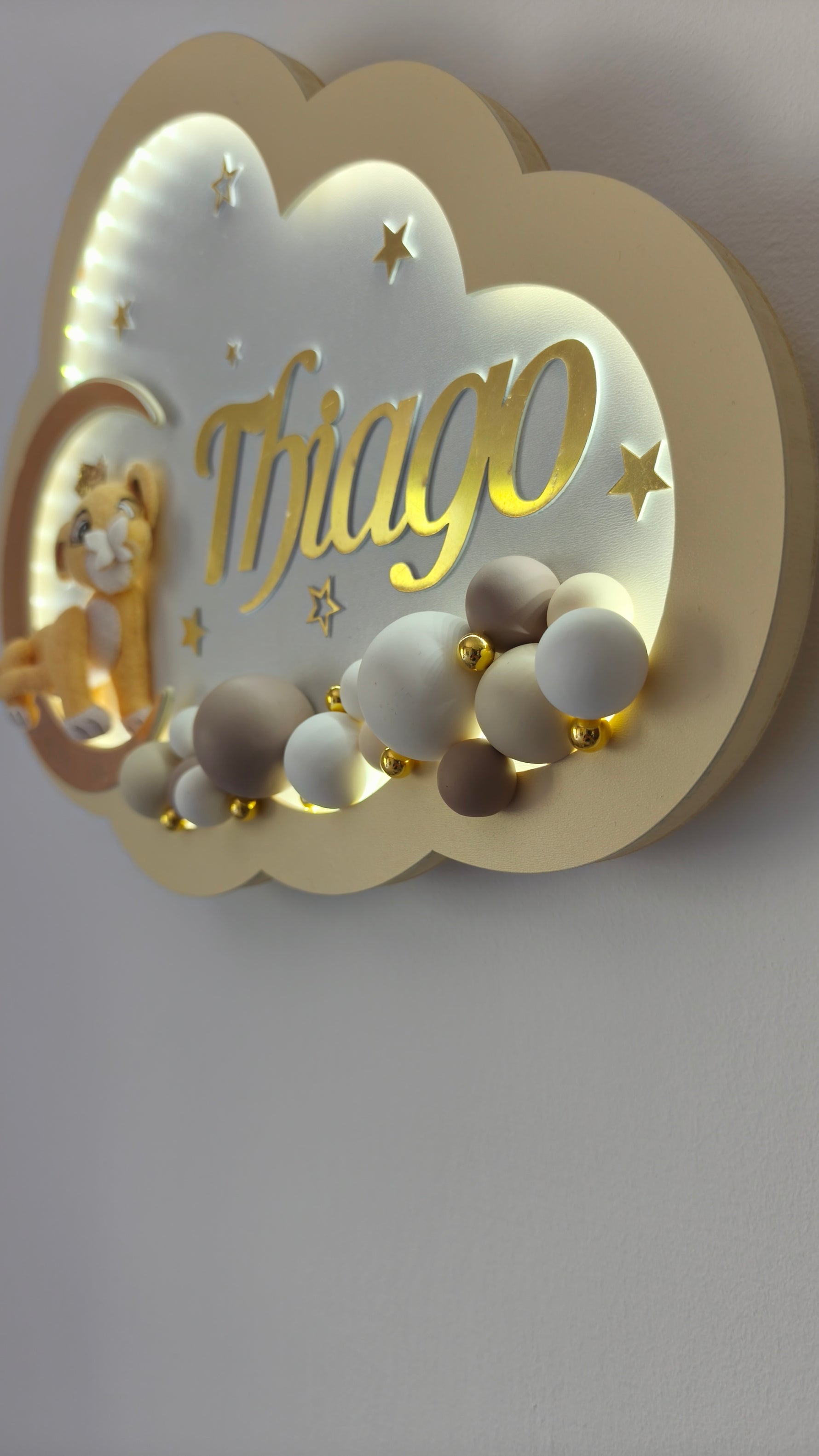 Scritta nome bimbo dorata su nuvola led, luci a stelle e perline decorate a mano tortora