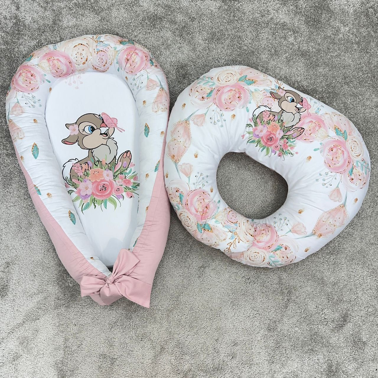 Baby nest e cuscino allattamento bianco rose acquerello rosa pesca oro con Tamburino, bordo rosa antico tema floreale