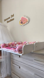 Set arredo cameretta neonata composto da fasciatoio intrecciato fucsia e luce notturna da parete 