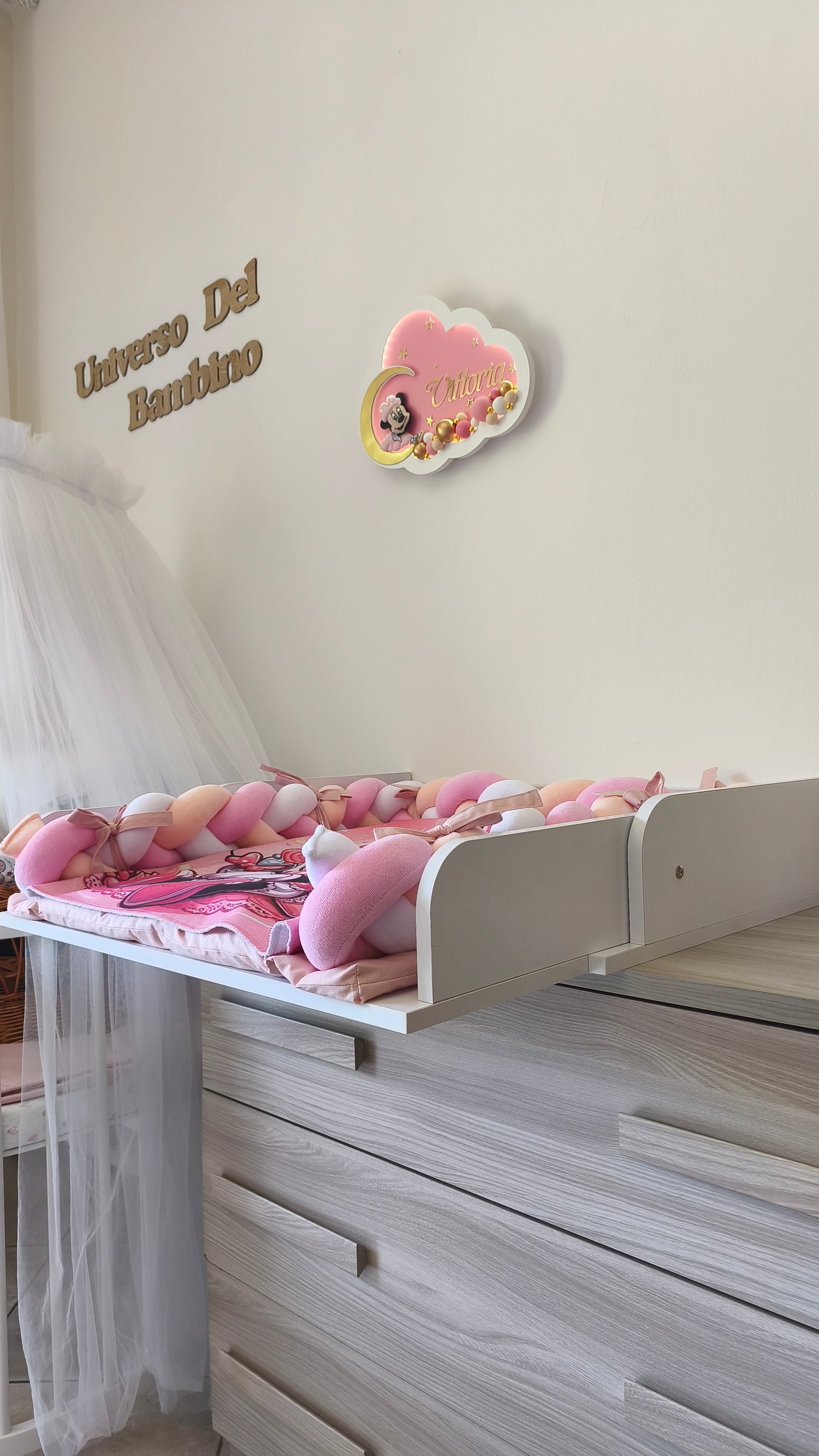 Set arredo cameretta neonata composto da fasciatoio intrecciato fucsia e luce notturna da parete 