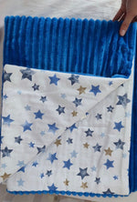 Dettaglio della copertina per carrozzina in cotone e pile 100×80 cm, cucita a mano