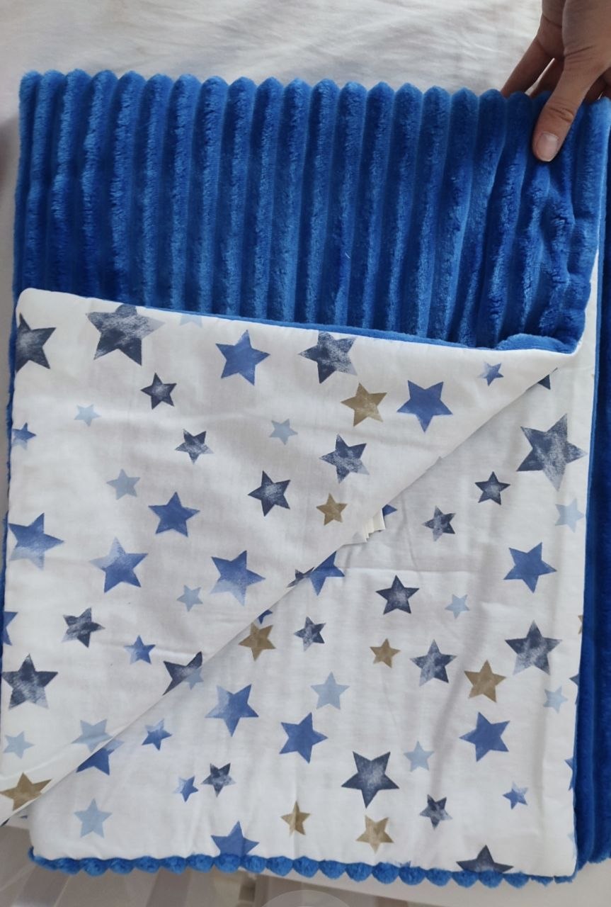 Dettaglio della copertina per carrozzina in cotone e pile 100×80 cm, cucita a mano