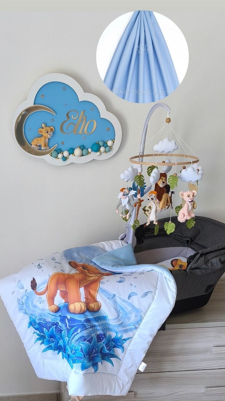 Set carrozzina neonato cotone bianco azzurro – Simba stampato con fiori blu, cuscino azzurro cielo e mobile Re Leone