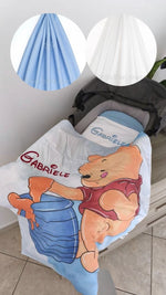 Set carrozzina neonato cotone bianco azzurro cielo – Winnie the Pooh stampato, federa azzurro e nome ricamato