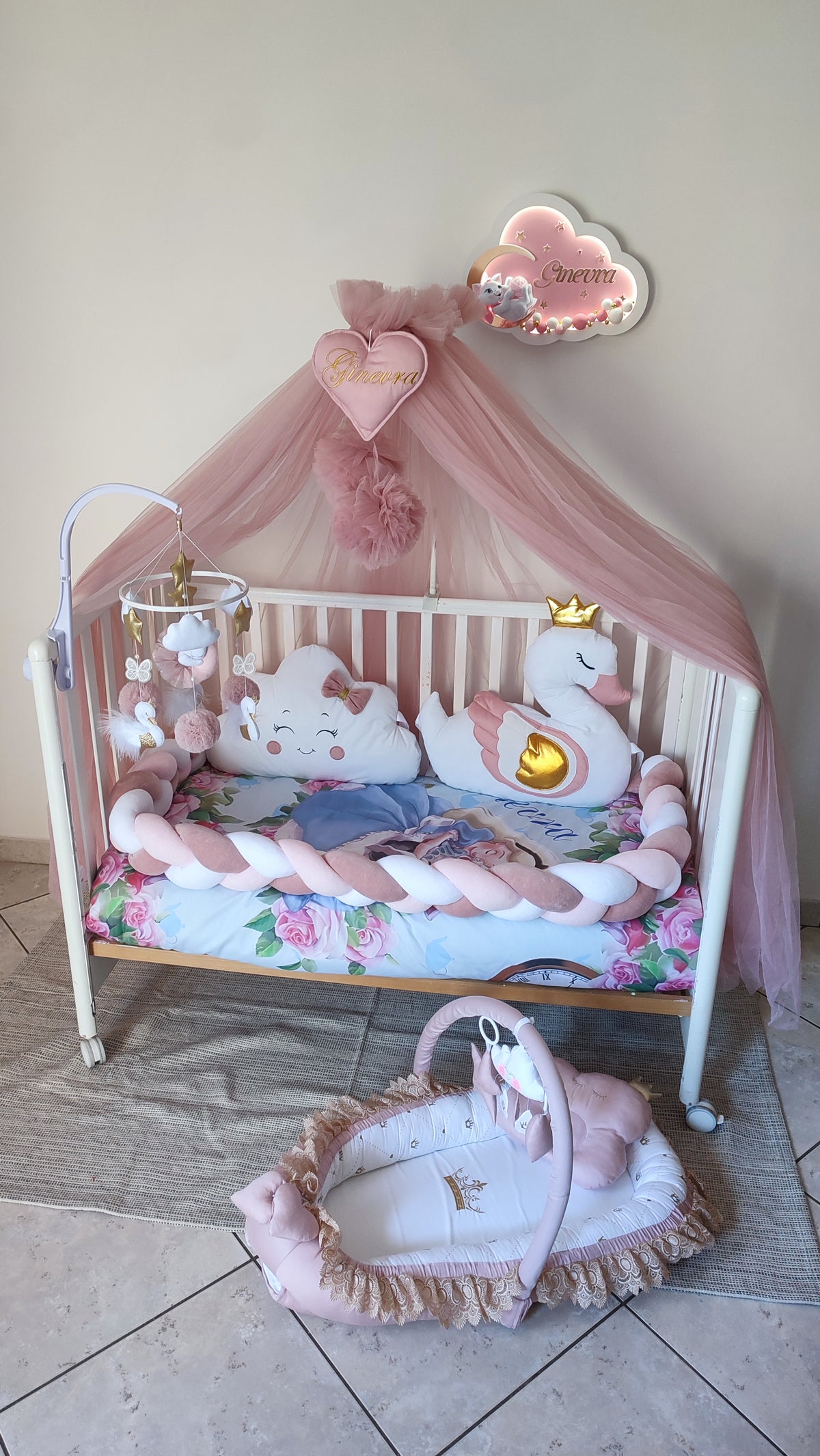 Set completo lettino rosa antico con paracolpi treccia cuscini cigno nuvola baldacchino e luce nuvola personalizzata neonata