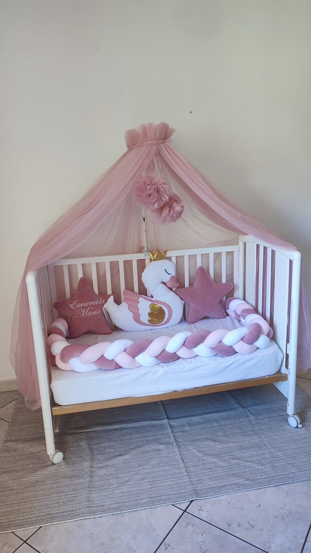 Set corredo culla neonata rosa con paracolpi a treccia intrecciata, cuscini a stella personalizzati con nome e cigno con corona