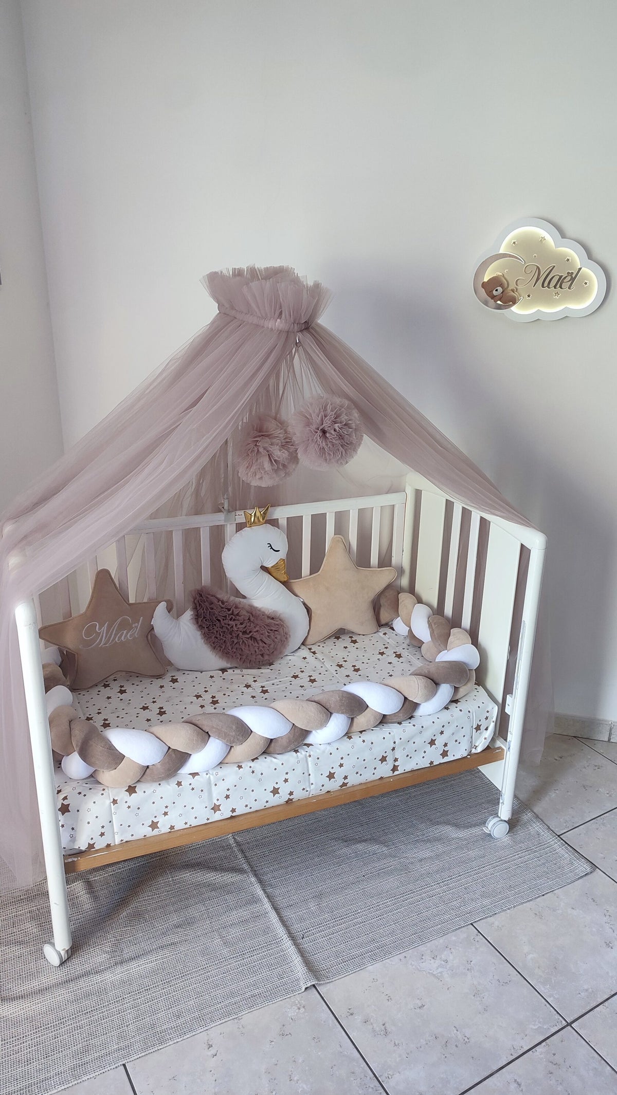 Set corredo culla neonato beige e bianco con paracolpi a treccia, cuscini a stella personalizzati con nome e cigno con corona
