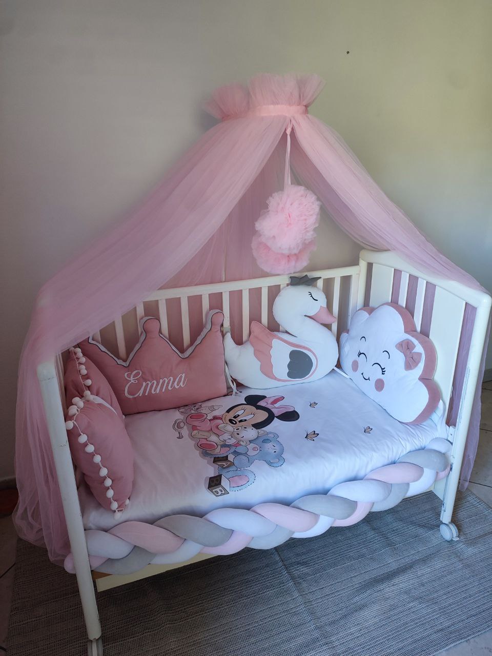 Set paracolpi per culla bimba a treccia con cuscino a corona rosa personalizzabile,  cigno bianco, nuvola e fiocco con pom pom 