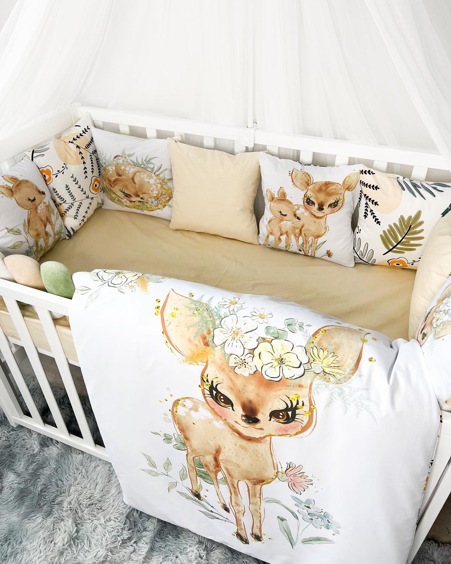 Paracolpi americani cuscini lettino neonato, cerbiatto acquerello fiori bianchi e dettagli oro, lenzuolo beige, baldacchino