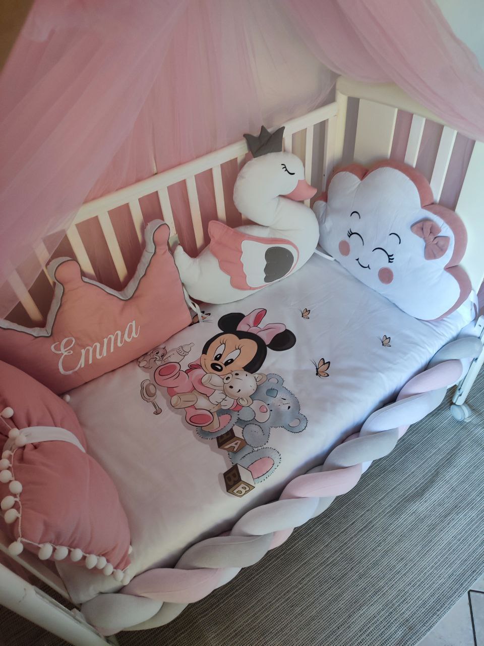 Paracolpi a treccia rosa grigio e bianco con set cuscini decorativi a corona personalizzata cigno e nuvola per lettino