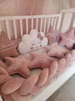 Set cuscini decorativi lettino neonata, stelle velluto rosa con nomi e frasi personalizzate, nuvola bianca con fiocco