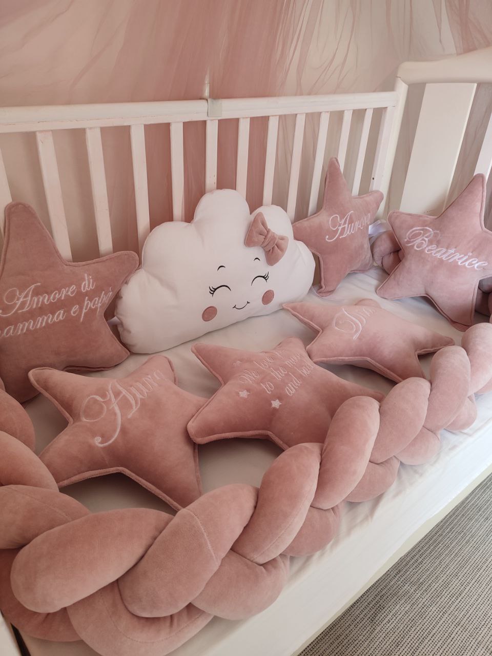 Set cuscini decorativi lettino neonata, stelle velluto rosa con nomi e frasi personalizzate, nuvola bianca con fiocco