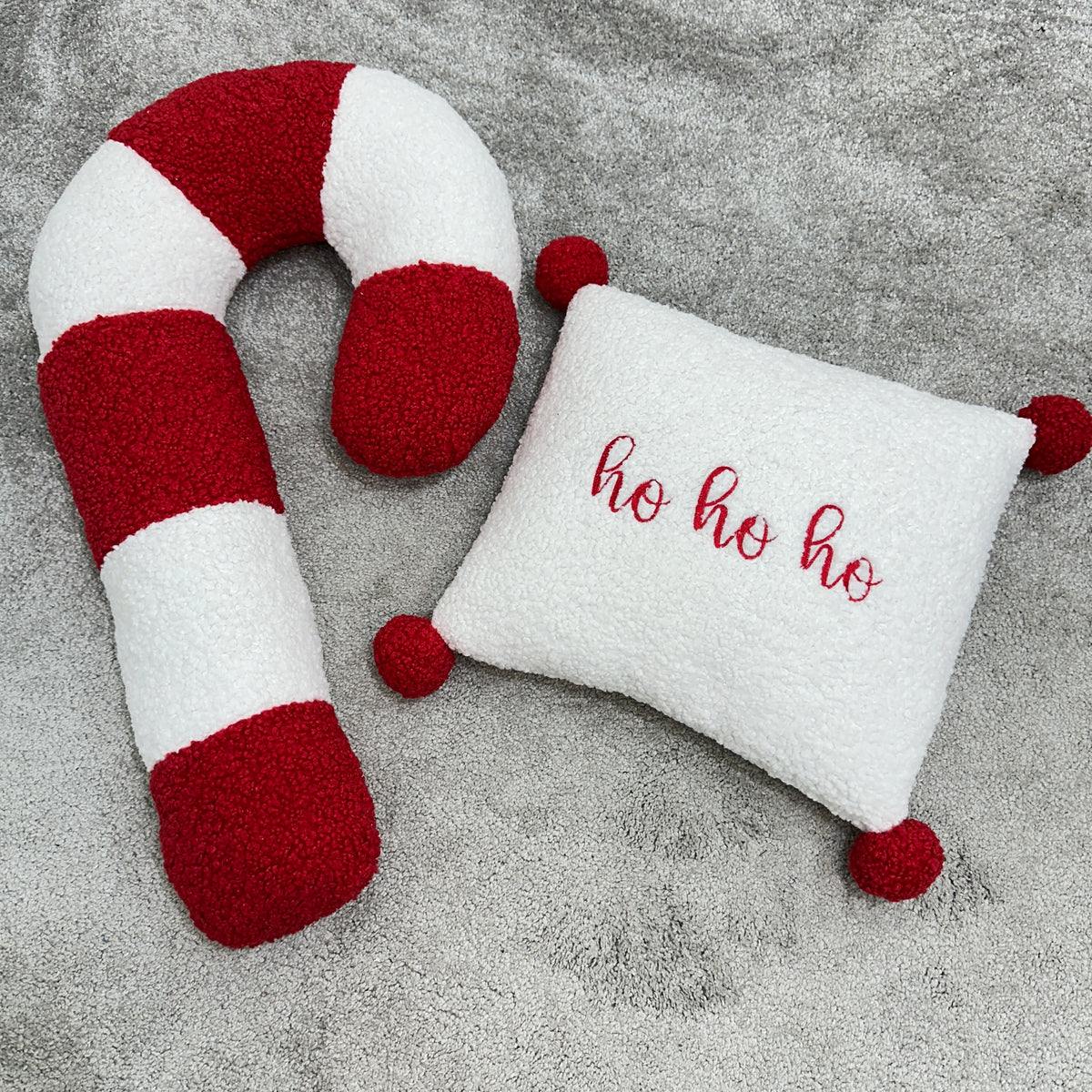 Set cuscini natalizi in bouclé: bastoncino di zucchero bianco e rosso e cuscino ricamato ho ho ho con pon pon