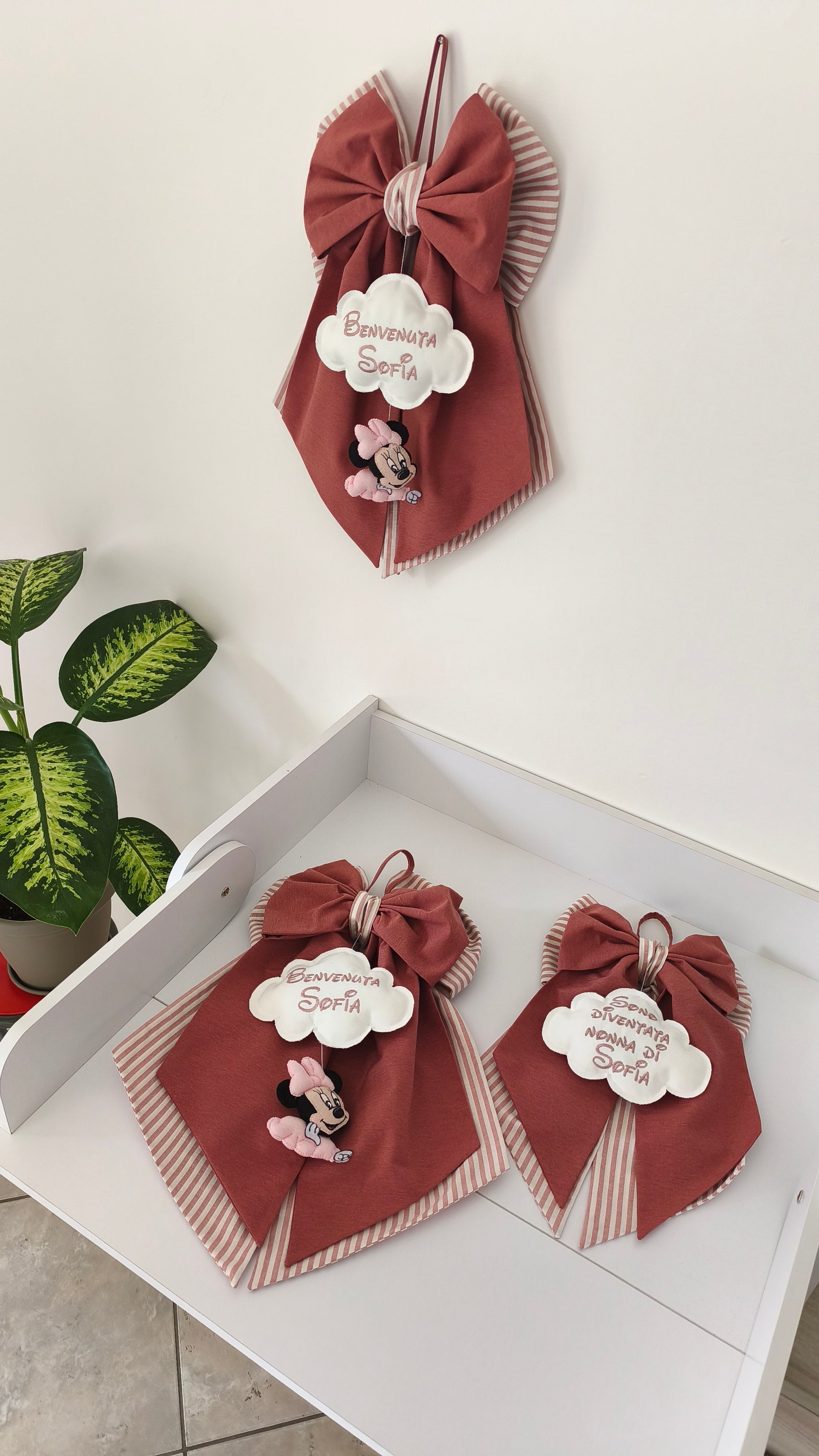 Set fiocco nascita bimba marsala righe nuvola ricamata benvenuta nome tema topolina feltro porta ospedale personalizzato