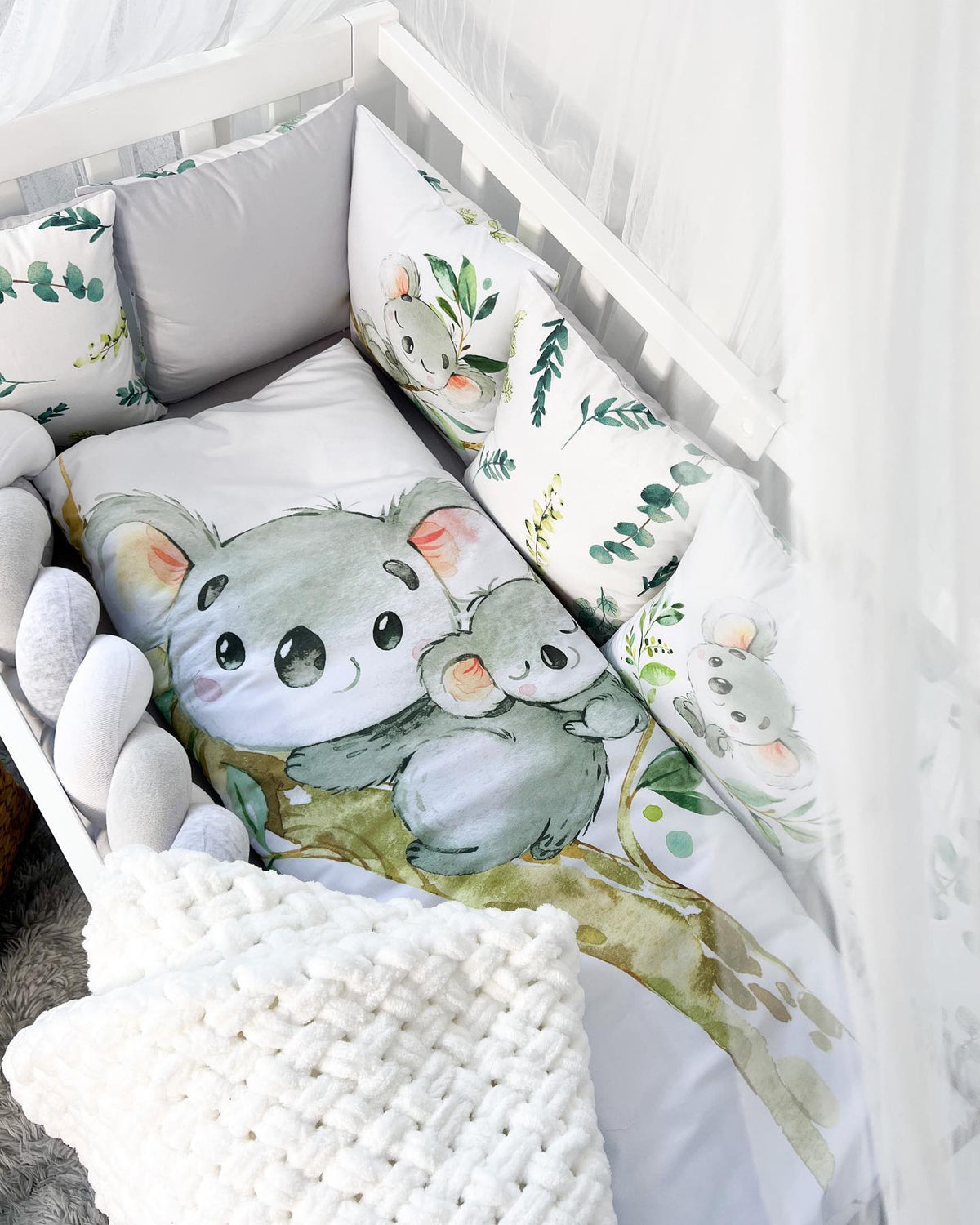 Set paracolpi cuscini lettino neonato grigio bianco, koala mamma cucciolo e eucalipto acquerello, treccia, coperta bianca