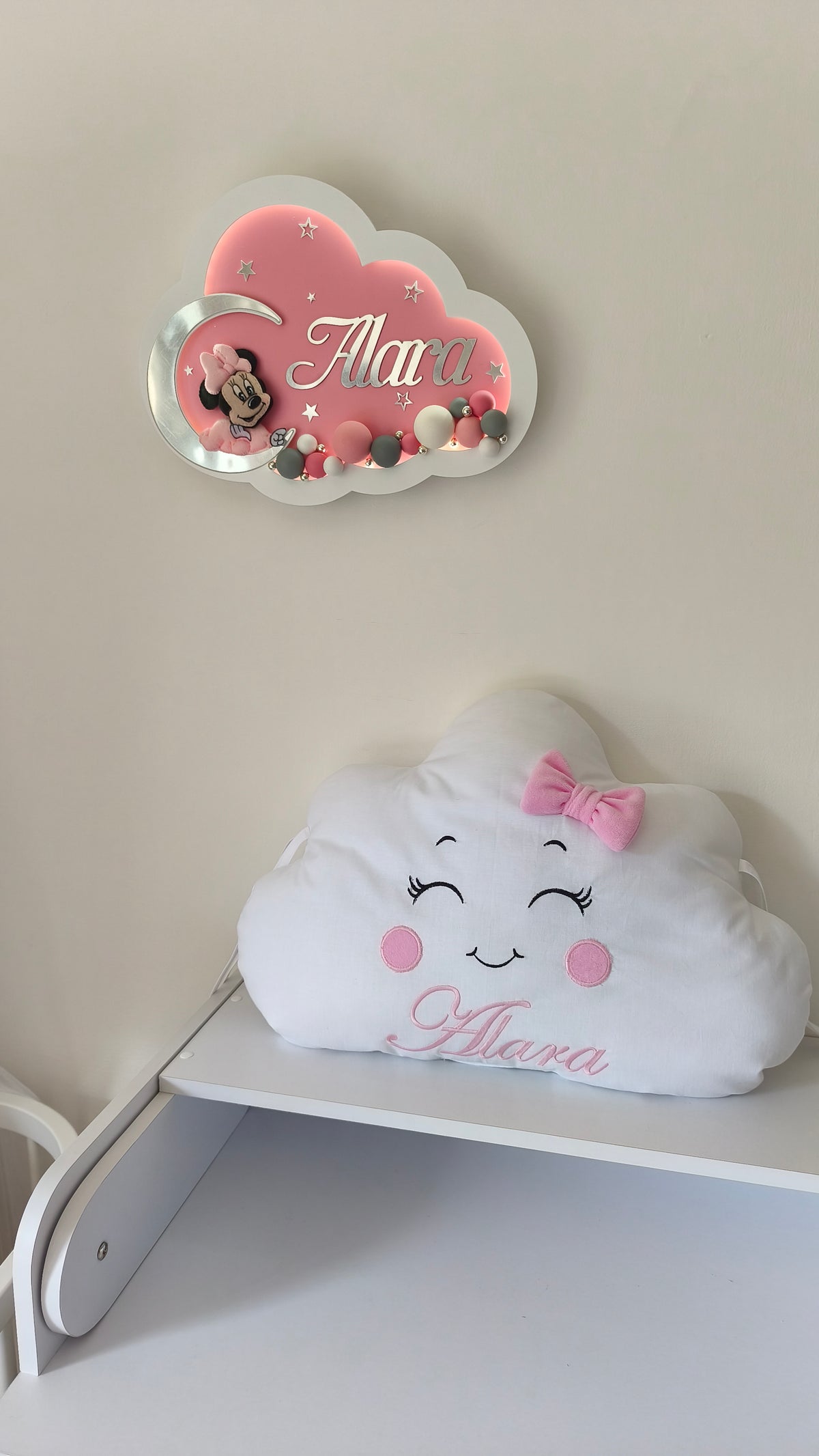 Set neonata con lampada led Minnie a nuvola e cuscino nuvola personalizzabile con fiocco rosa per cameretta.