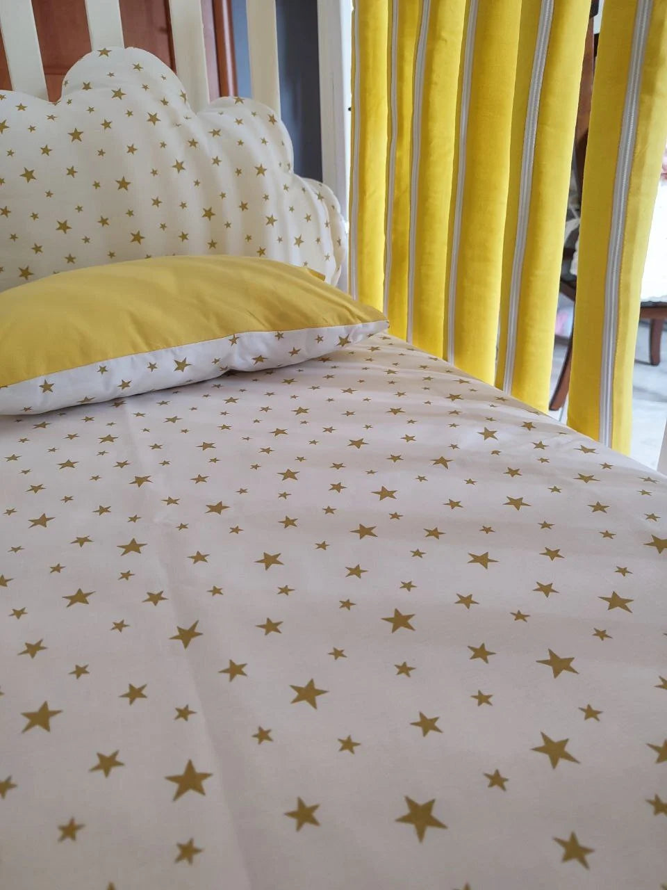 Set lenzuola lettino neonato con stampa stelle oro, abbinato a paracolpi americani gialli e cuscino coordinato, corredo completo cameretta unisex