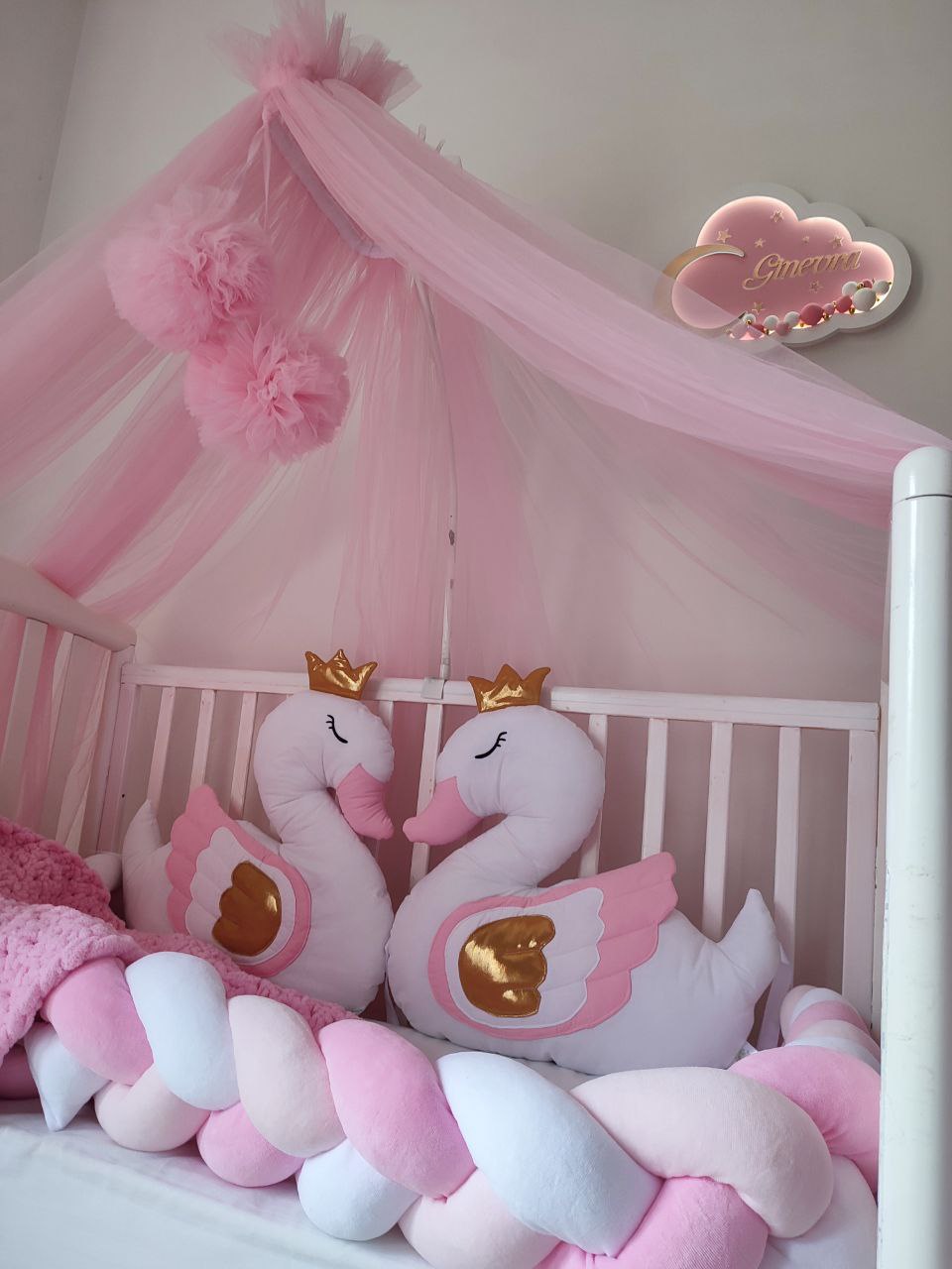 Set lettino neonata rosa – treccia bianco rosa cipria, cuscini cigno con corona dorata, baldacchino tulle