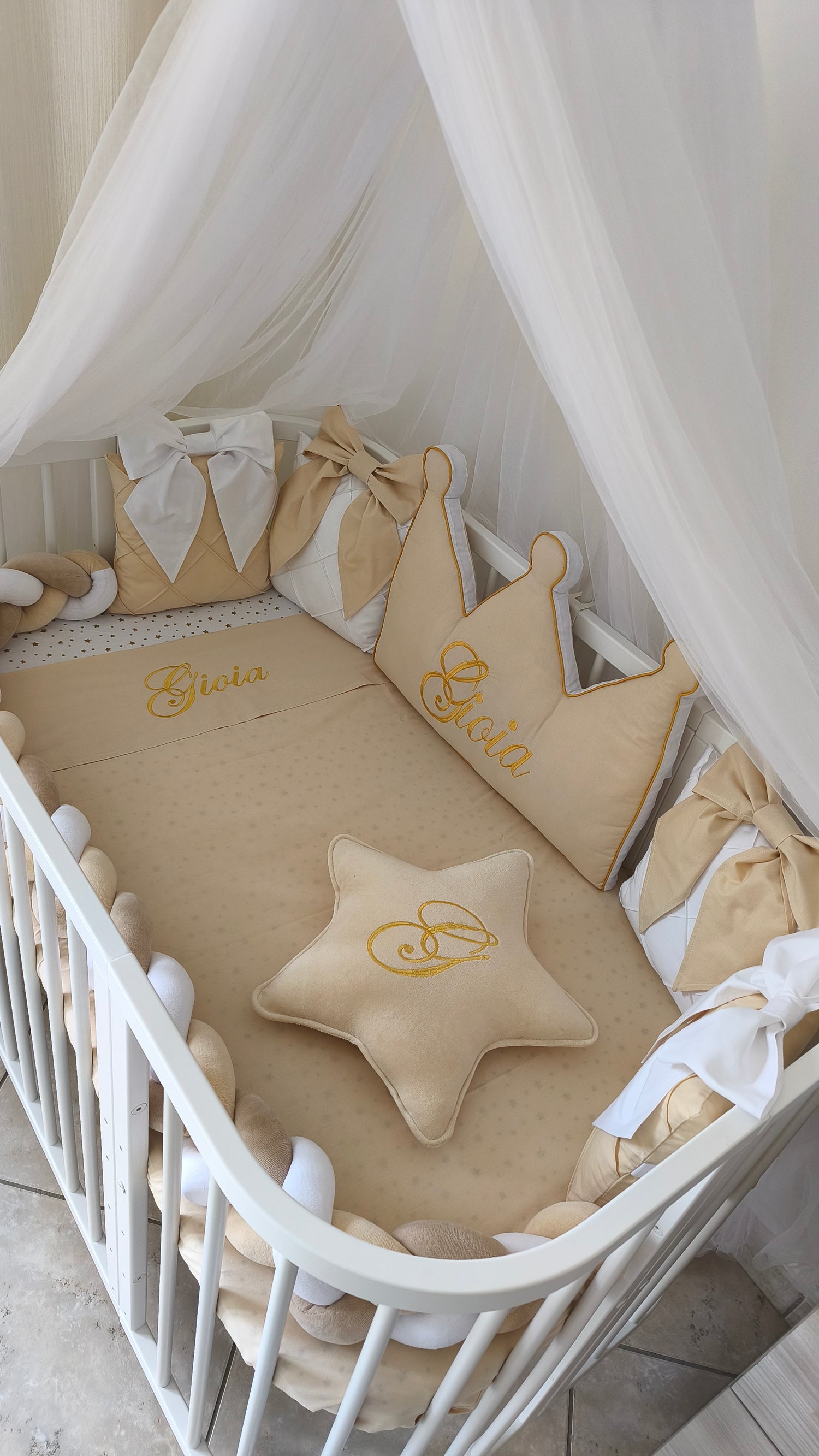Set lettino neonato beige e oro con paracolpi a treccia, baldacchino, cuscino corona personalizzato e stella.