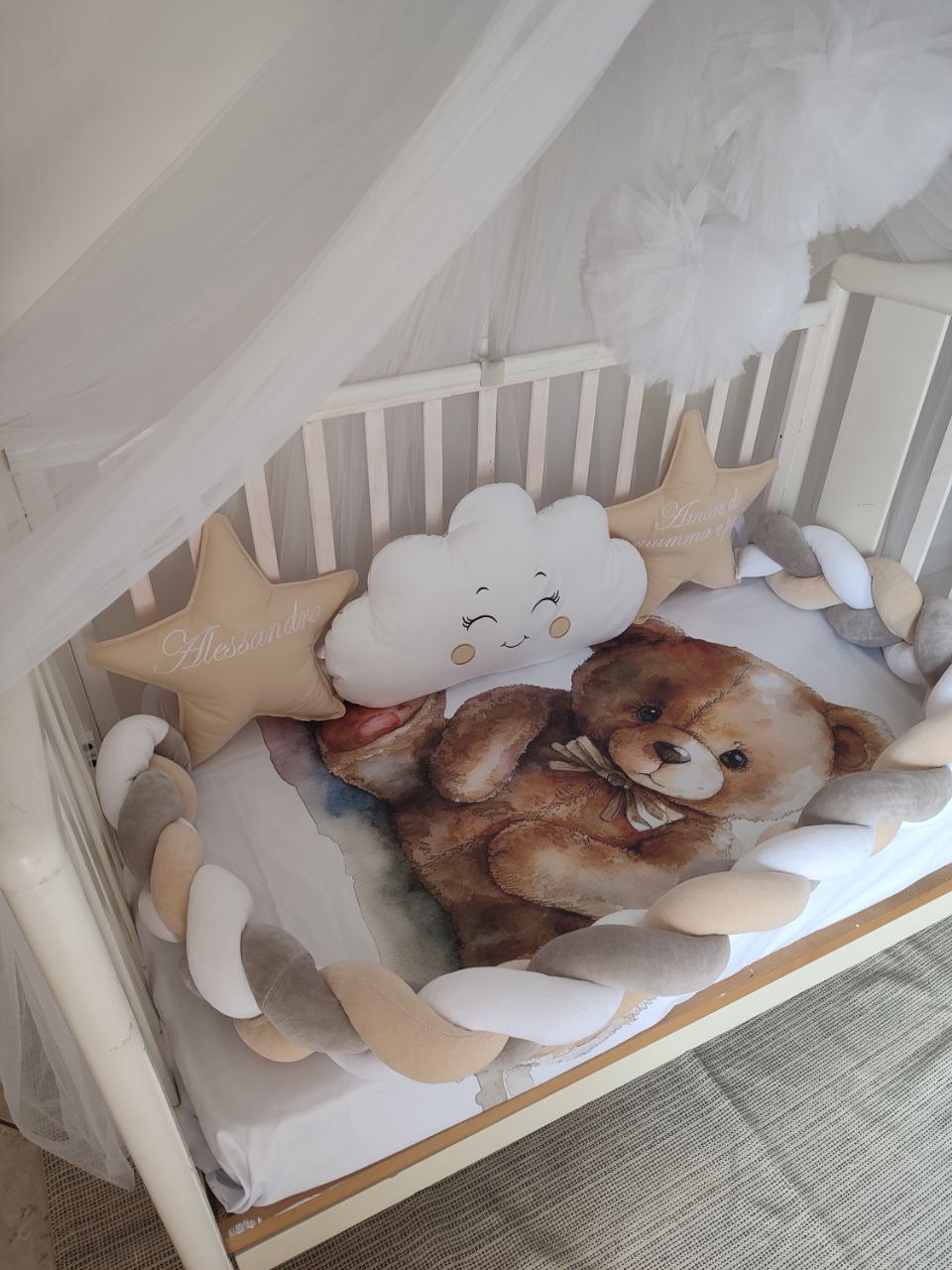 Set lettino neonato beige grigio bianco – coperta orsetto, treccia tricolore, cuscini stella beige con nome e nuvola bianca