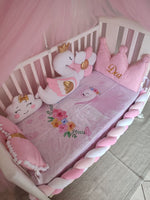 Set lettino neonata rosa – coperta cigno floreale, treccia rosa bianco, cuscini cigno nuvola corona velluto con nome ricamato