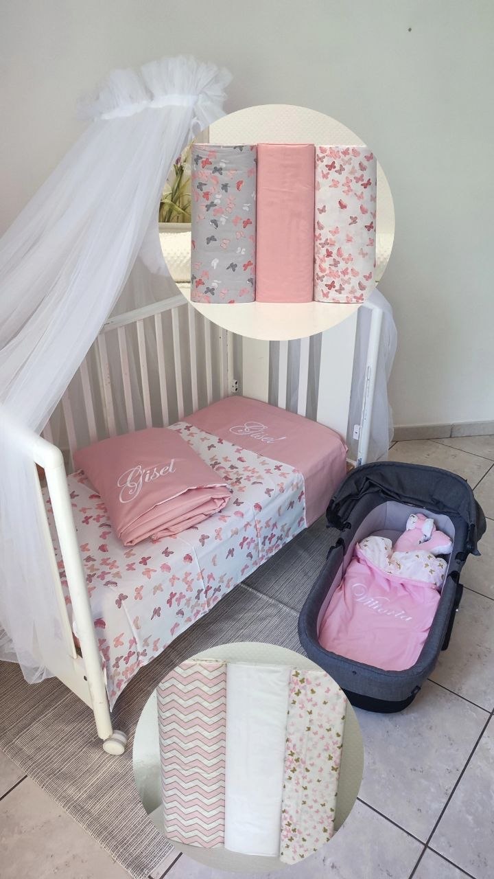 Set lettino neonata cotone – farfalle rosa grigio su bianco, bordo rosa cipria, nome ricamato e baldacchino tulle bianco