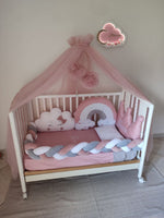 Lettino neonata rosa con paracolpi a treccia, velo a baldacchino, cuscini a forma di nuvola e corona
