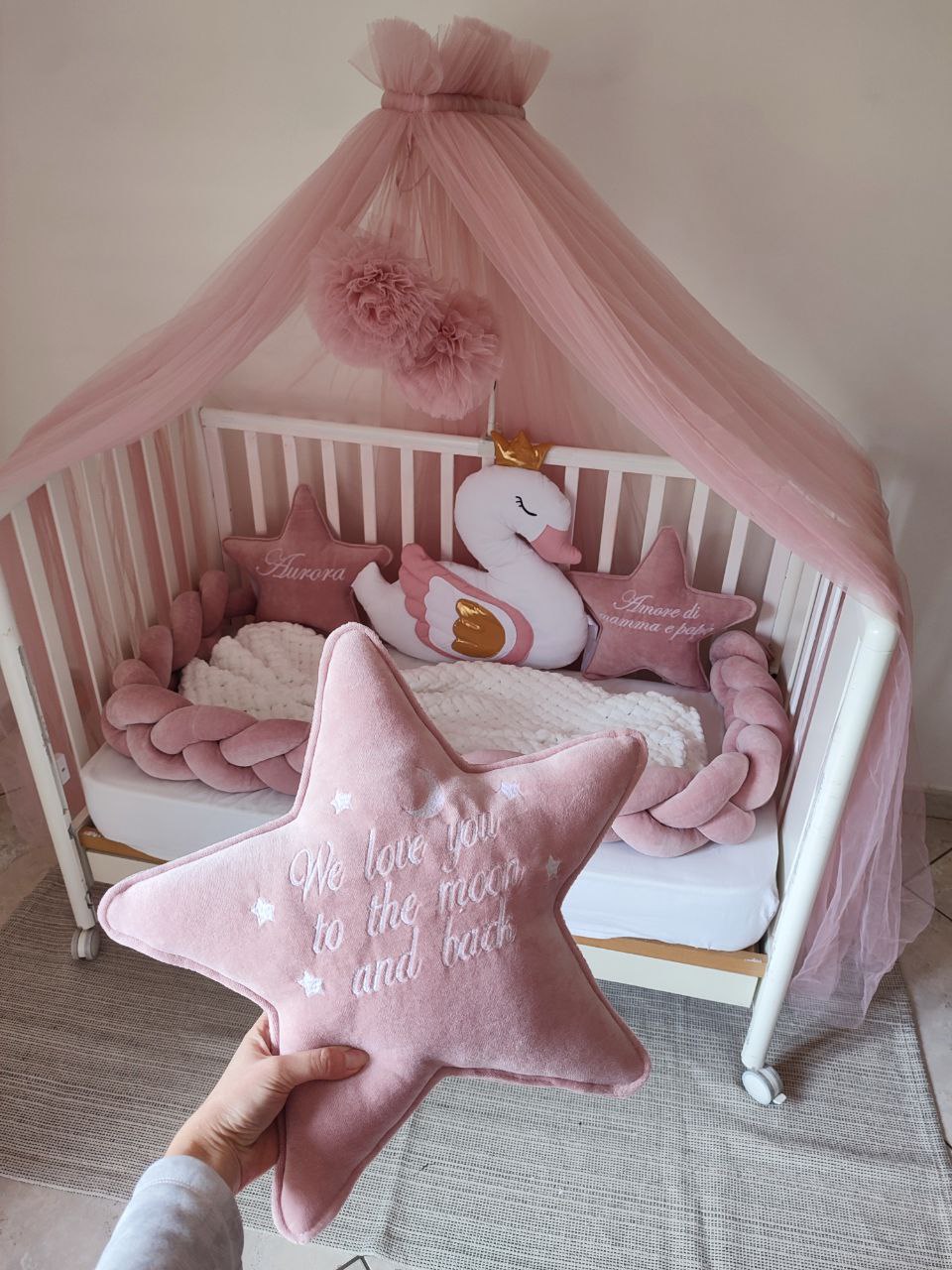 Set lettino neonata rosa antico con paracolpi treccia monocolore, cuscino cigno e stelle