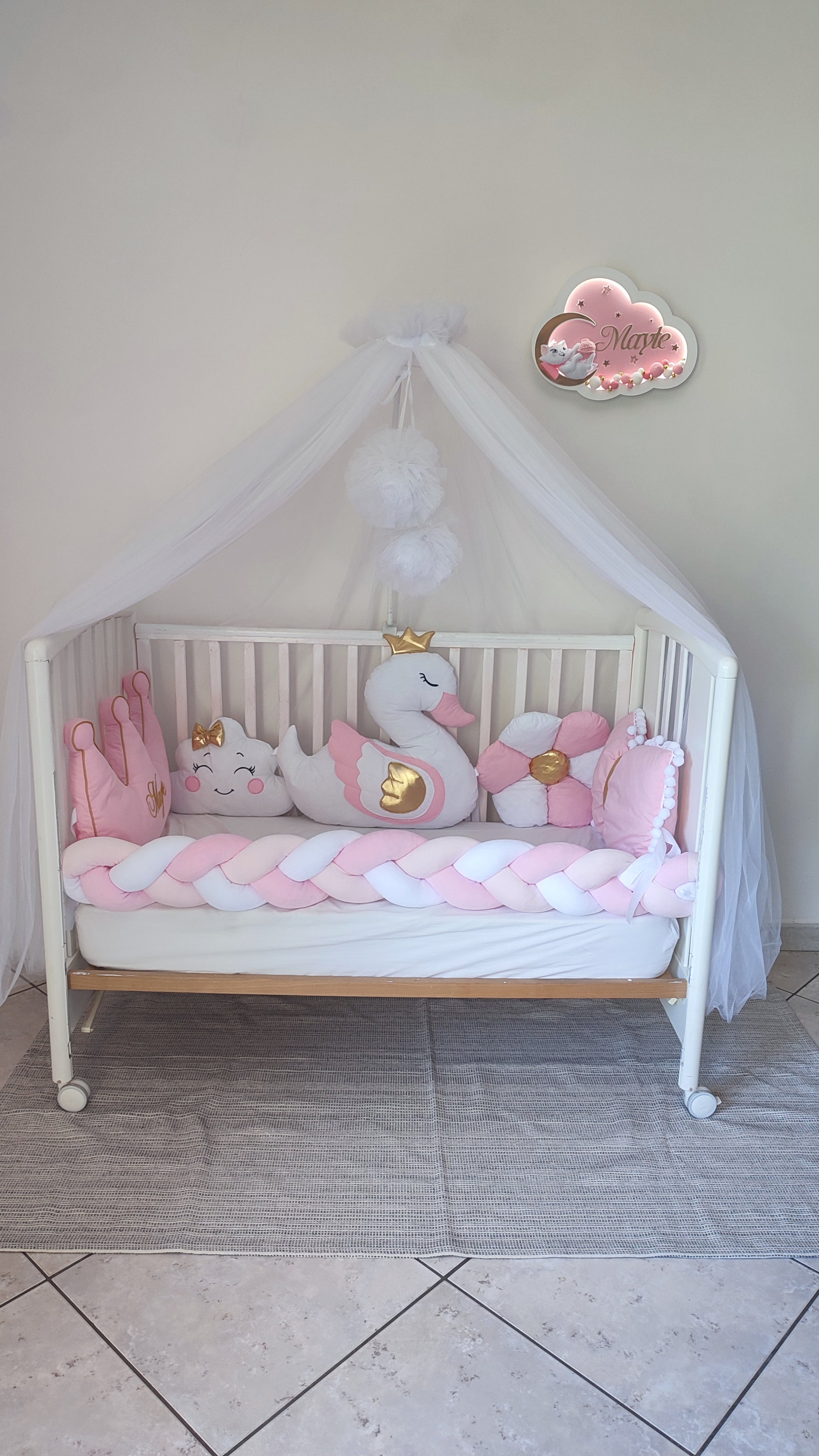 Set completo lettino neonata con paracolpi treccia rosa, cuscini cigno e corona, baldacchino tulle bianco e luce notturna