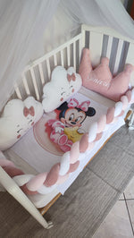 Set lettino neonata con paracolpi treccia, cuscini nuvola bianchi, corona rosa con nome e coperta Minnie