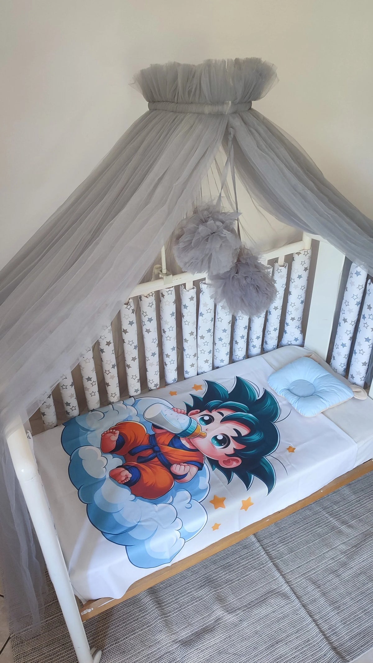 Set lettino neonato maschio con paracolpi americani a stelle grigie, baldacchino tulle grigio e cuscino celeste
