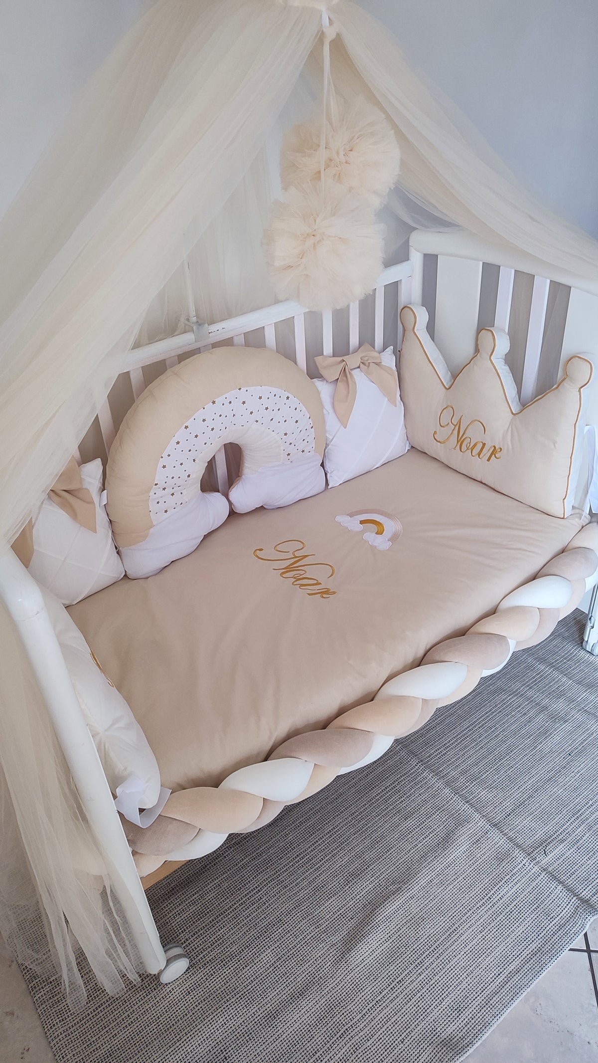 Completo lettino neonato neutro beige con paracolpi treccia, cuscini arcobaleno e corona