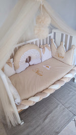 Completo lettino neonato neutro beige con paracolpi treccia, cuscini arcobaleno e corona