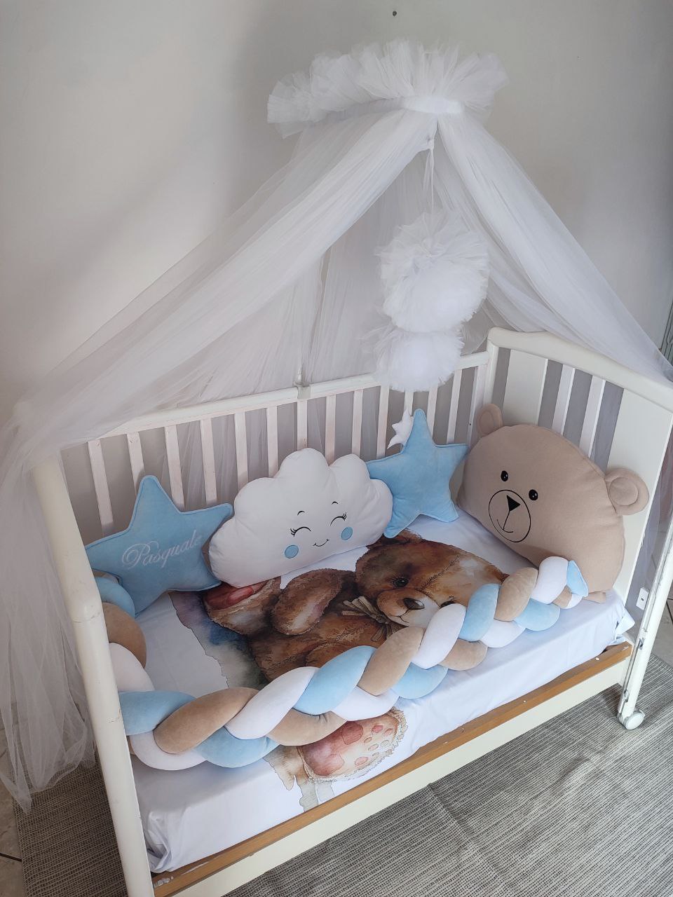 Set lettino neonato azzurro bianco – coperta orsetto stampata, treccia azzurro bianco, cuscini stella nuvola e orsetto sagomato