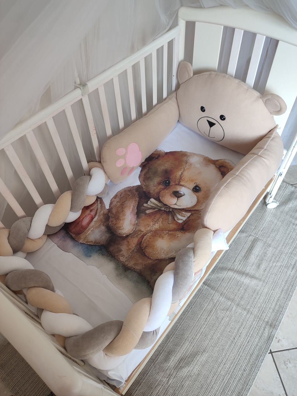 Set lettino neonato beige tortora – coperta orsetto stampata, treccia beige bianco grigio e cuscino orsetto sagomato gigante