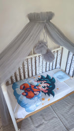 Set lettino neonato maschio con paracolpi tubolari a stelle grigie, baldacchino tulle grigio